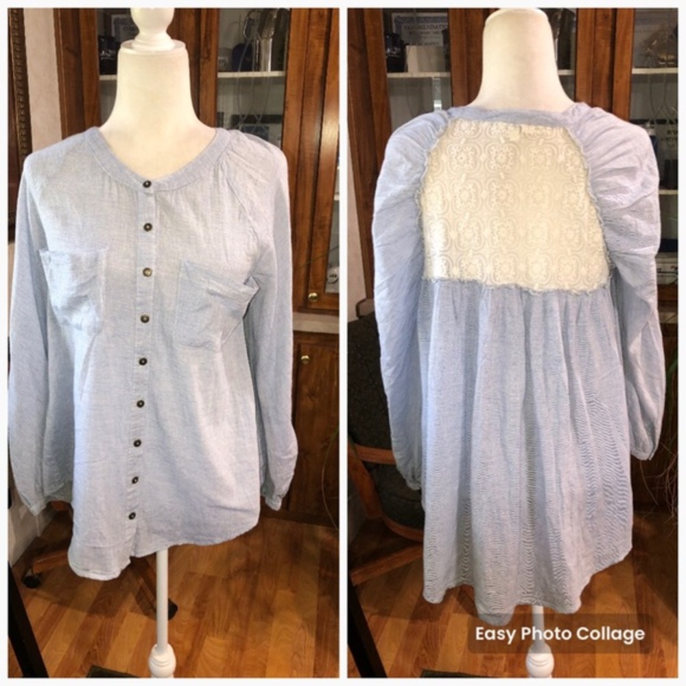 UMGEE SIZE SMALL BLUE & WHITE TOP WITH ROLL TAB SLEEVE LACE BACK.